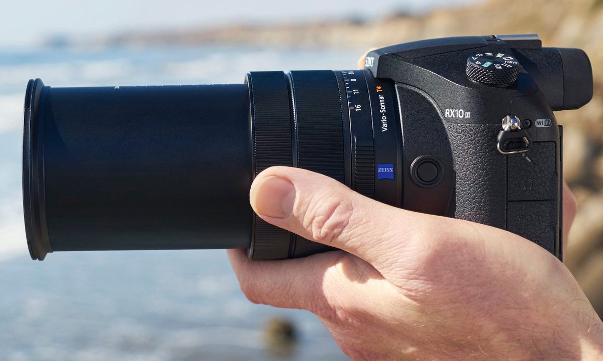 Sony’s new enthusiast bridge camera, the RX10 III, has something that we wanted in its predecessors: a quality, high-zoom lens that delivers great performance.