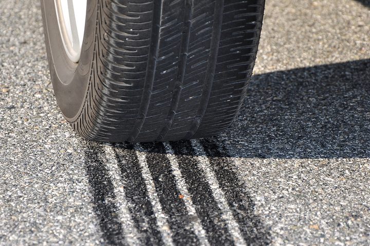 tire-brack-skid