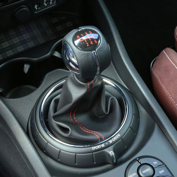 2016 mini cooper clubman s first drive gearstick