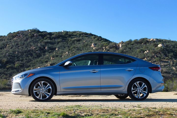 2017-hyundai-elantra sedan