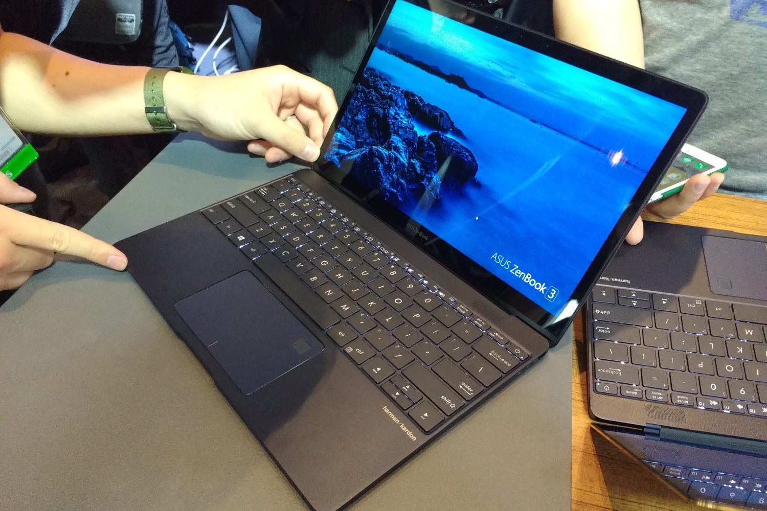 Asus refreshes ZenBook UX310 with seventh-generation Intel CPUs