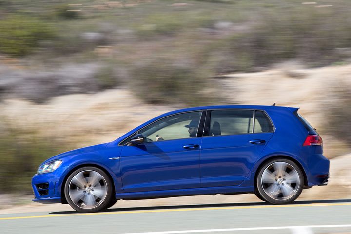 2016-Volkswagen-Golf-R_4544
