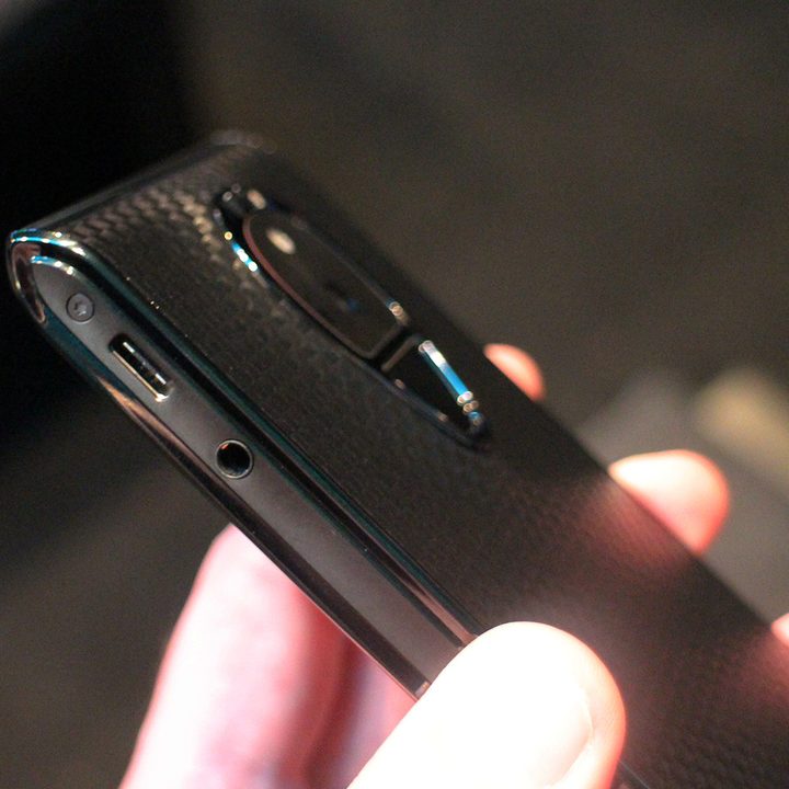 Sirin Labs Solarin Hands On