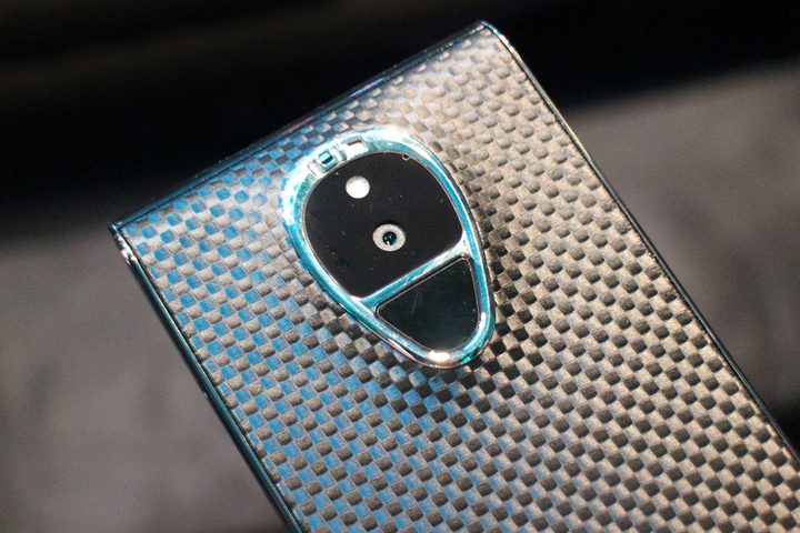 Sirin Labs Solarin Hands On