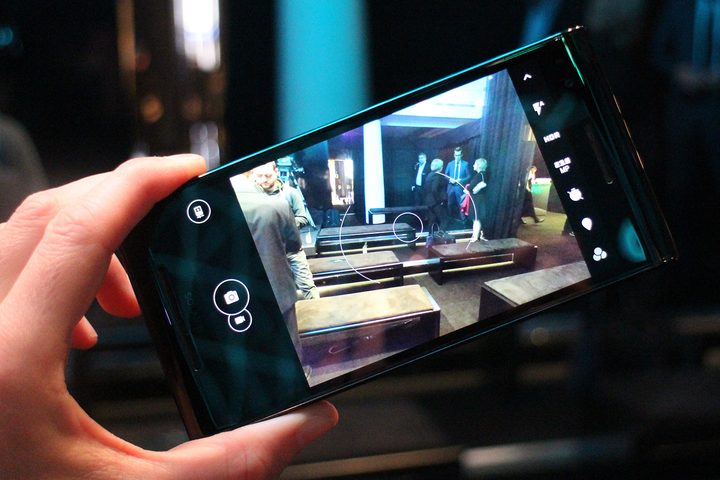 Sirin Labs Solarin Hands On