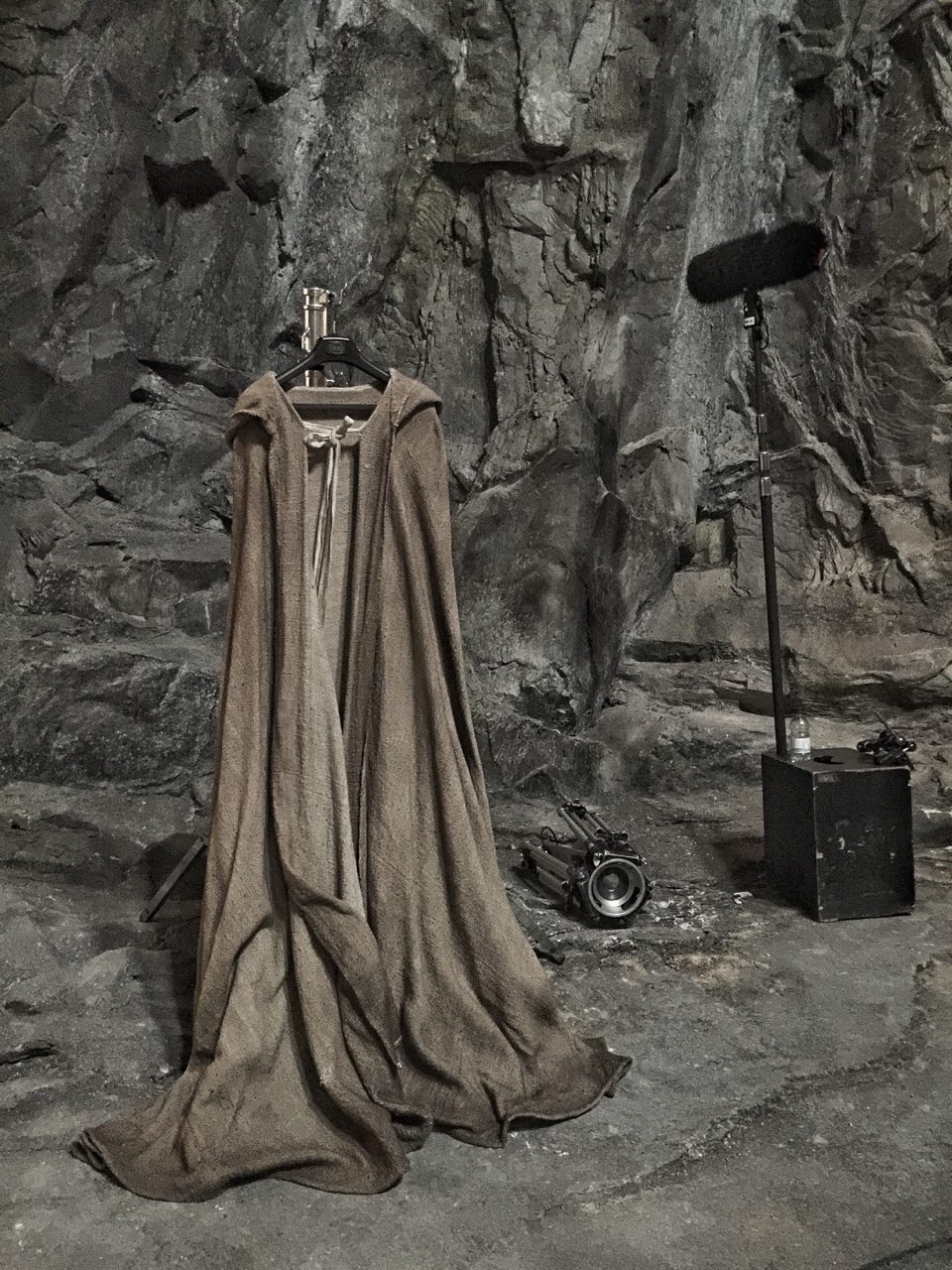 star-wars-episode-viii-cloak