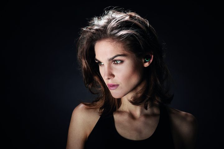 bragi_dash_black_model_02_ cropped