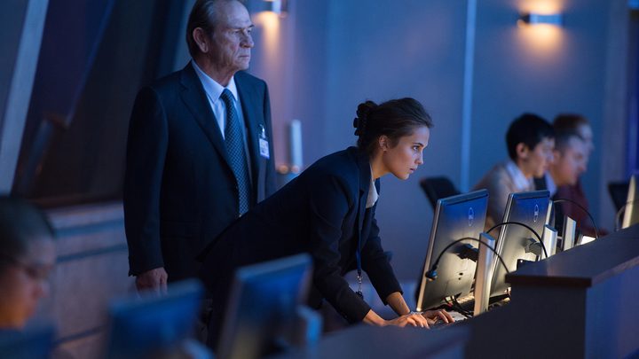People look at a computer in Jason Bourne.
