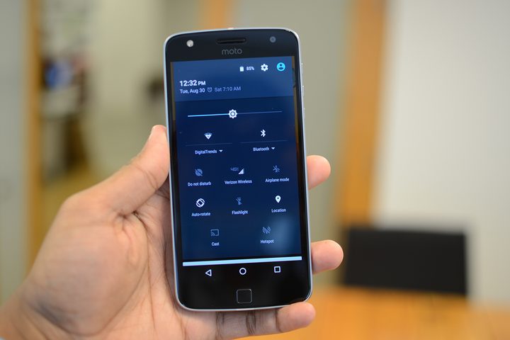 Moto-Z-Play-Droid-and-Hasselblad-mod-hands-on-9