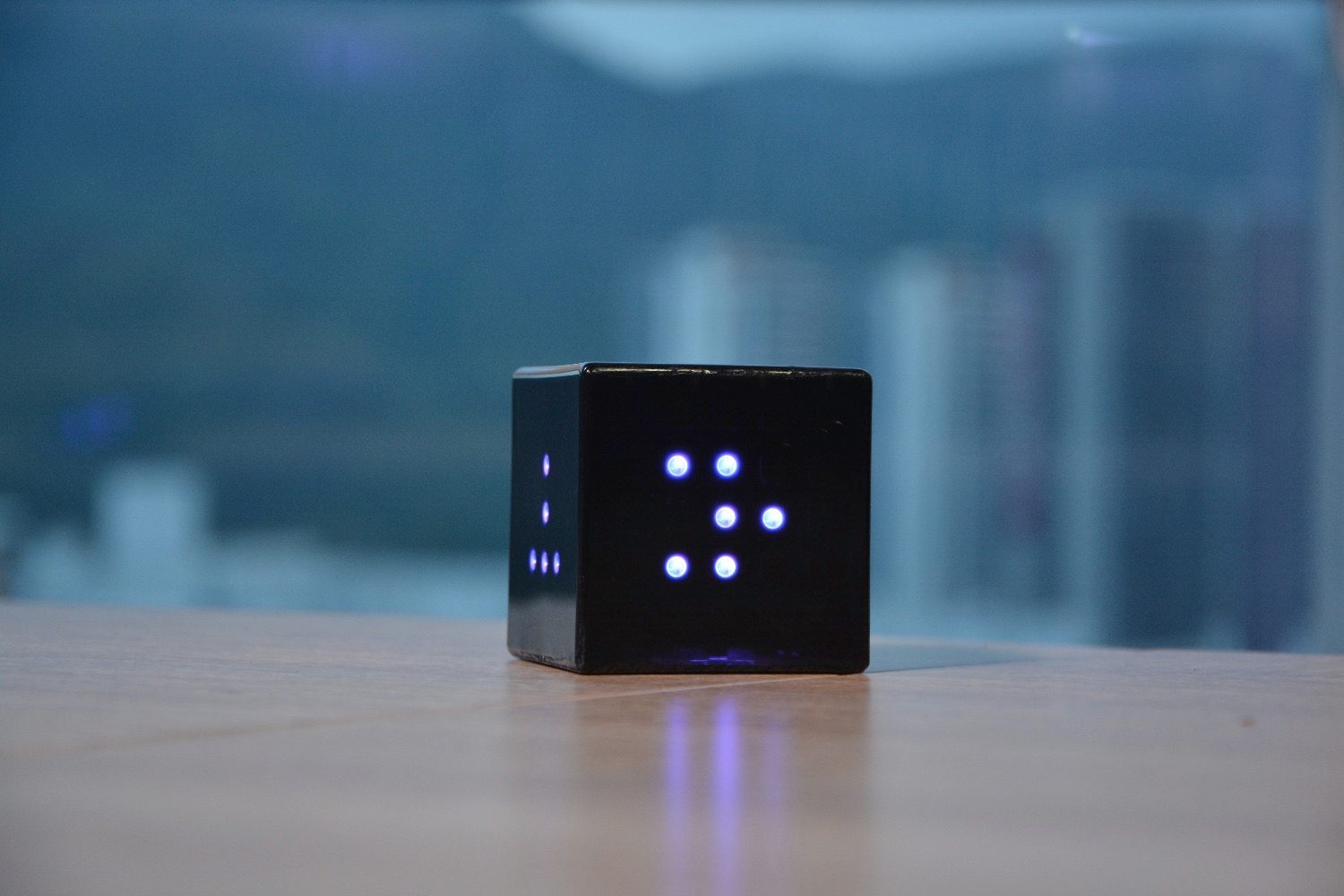 snake playing cube led qcoo on table
