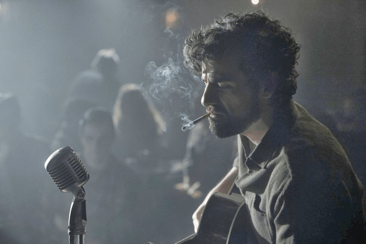 A man sings in Inside Llewyn Davis.