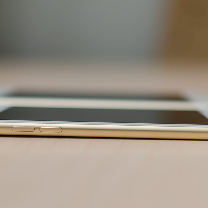 Apple iPhone 7 vs. iPhone 7 Plus: side view