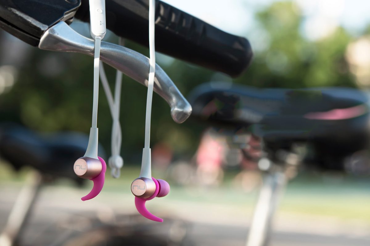 optoma-nuforce-be-sport3-lifestyle-2