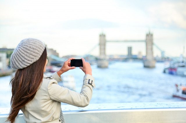 london-woman-tourist-taking-photo-on-tower-bridge-640x640