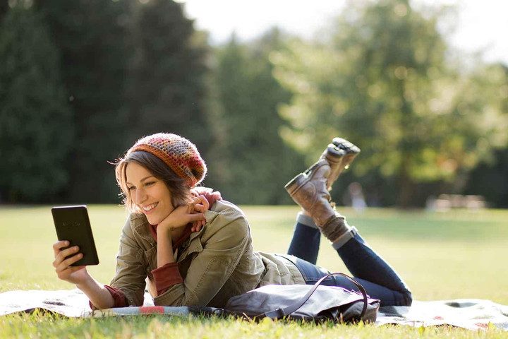 amazon-kindle-outdoor-reading-720x720-720x720