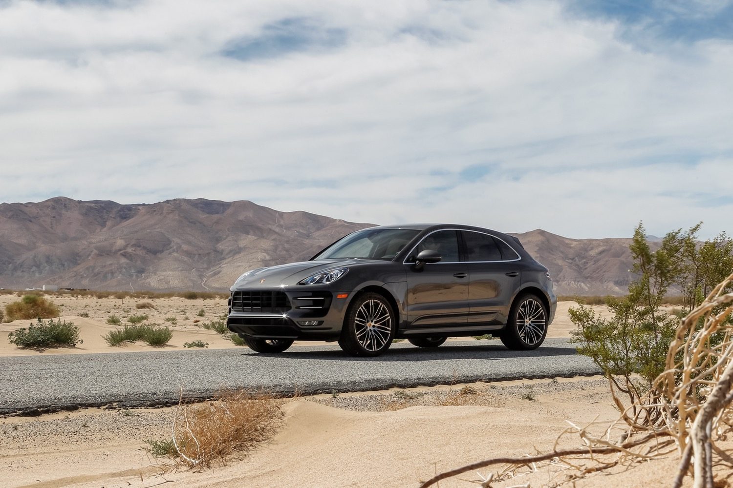 Best crossovers Porsche Macan Turbo