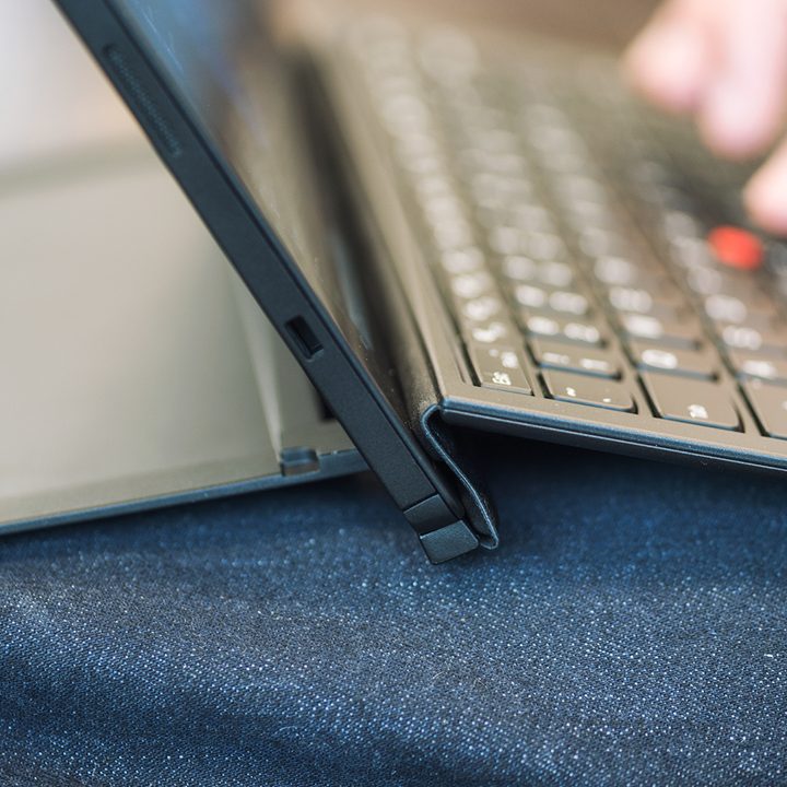 Lenovo-ThinkPad-X1-firmup-review-hinge