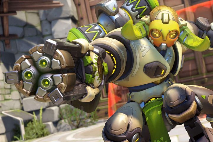 Orisa aiming her arm cannon.