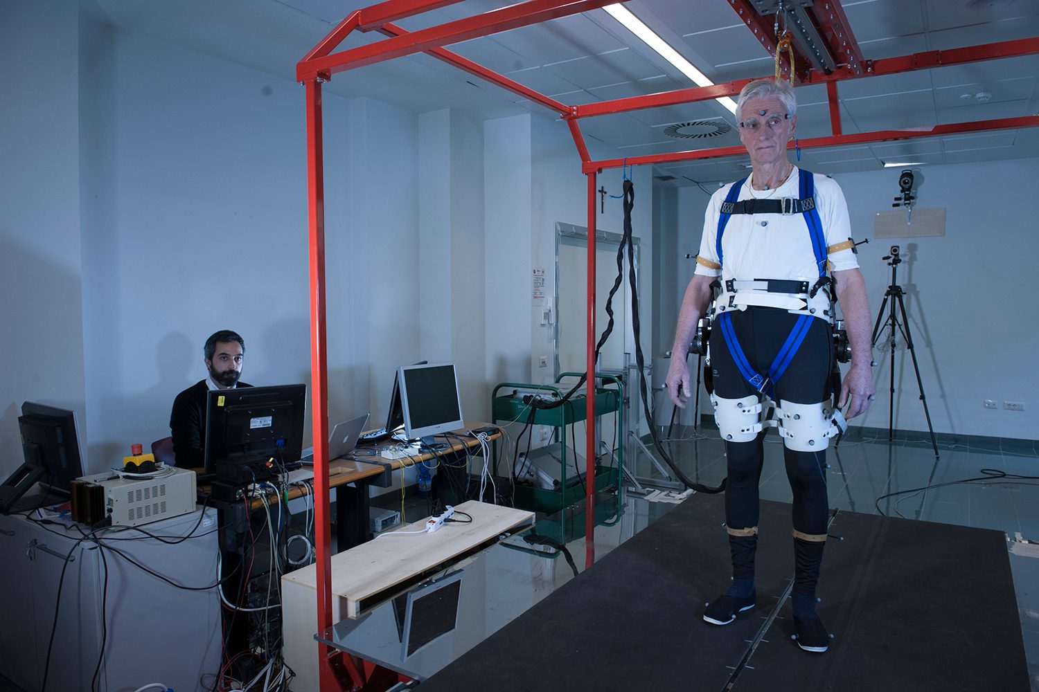 exoskeleton walking balance falling s163098