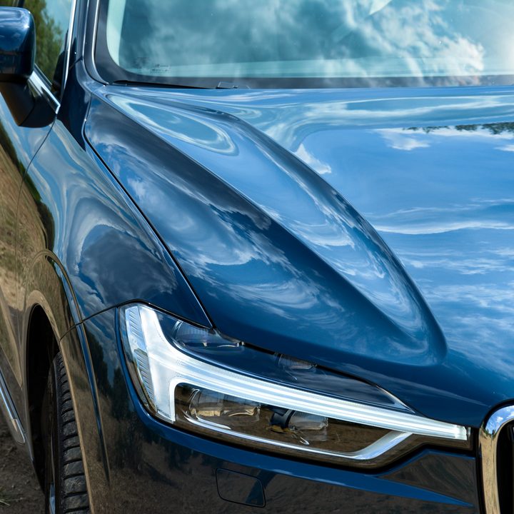 View from the front of the LED headlights with Thor’s Hammer daytime running lights lookin on the 2018 Volvo XC60.