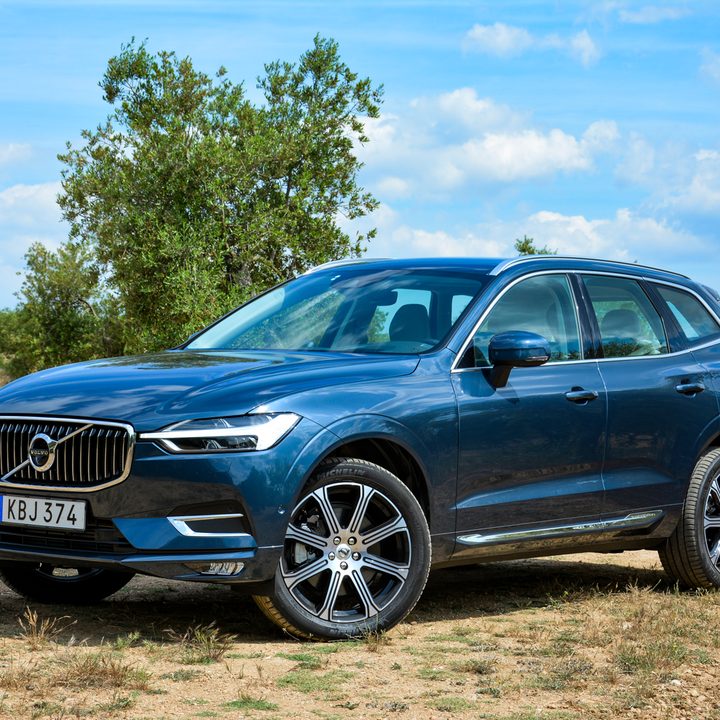 Diagonal frontside (left) of the 2018 Volvo XC60.