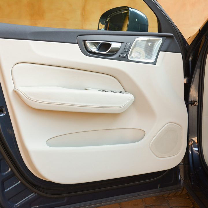 The 2018 Volvo XC60's side door featuring controls and the Bowers & Wilkins sound system.