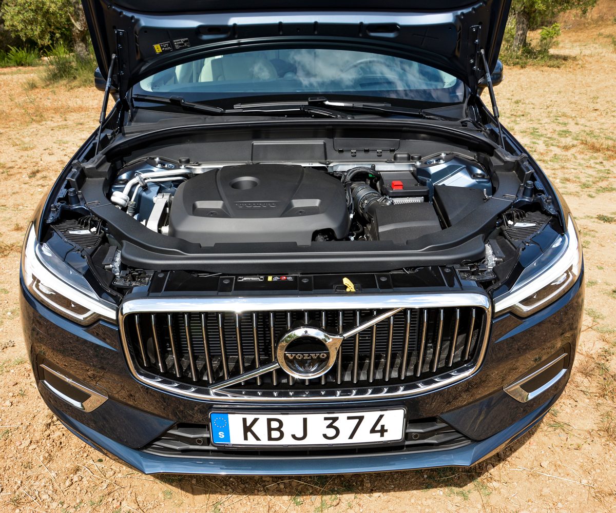 Front view of the 2018 Volvo XC60's mid-range T6 engine.