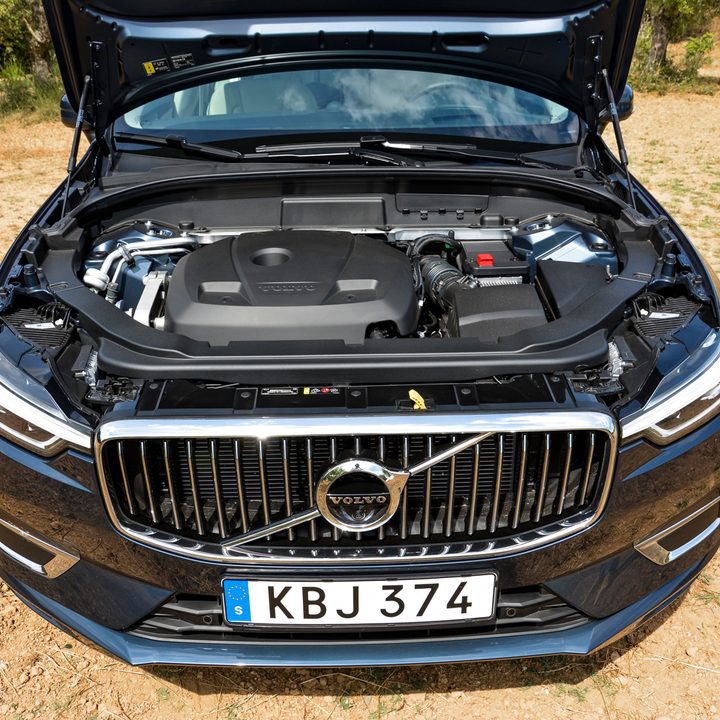 Front view of the 2018 Volvo XC60's mid-range T6 engine.