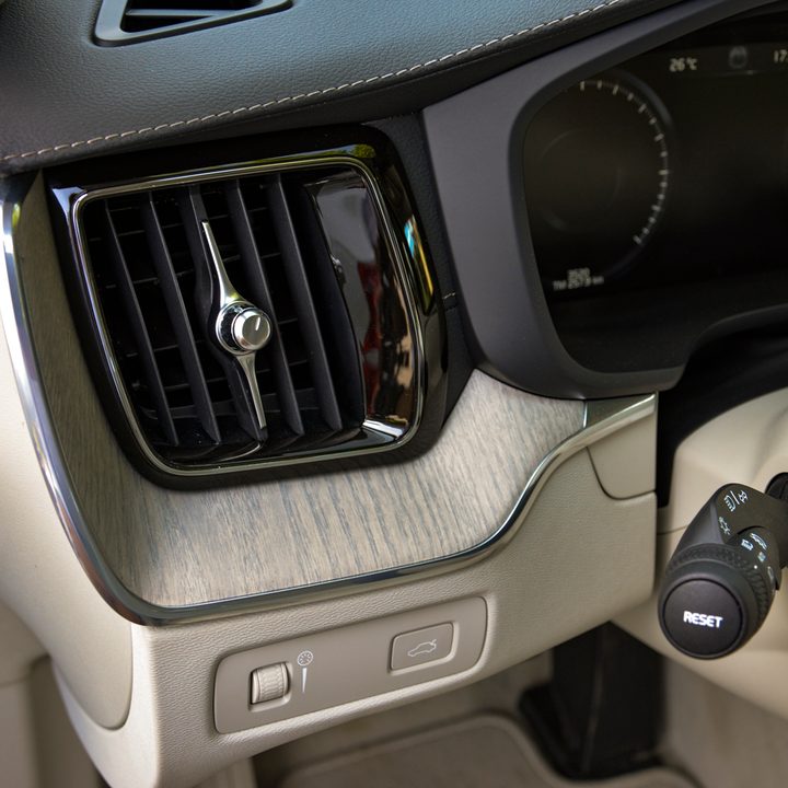 View of the 2018 Volvo XC60's dashboard trim, which features a unique North-South trimline rather than the industry's typical East-West trimline.