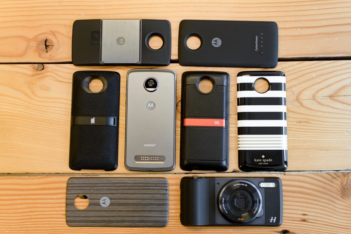 Moto Z2 Play mods on table