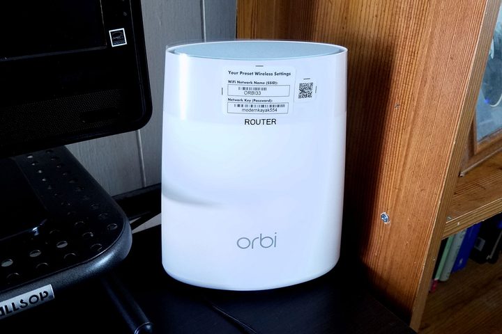 Netgear Orbi AC2200 angle front