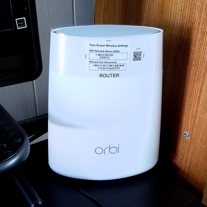 Netgear Orbi AC2200 angle front