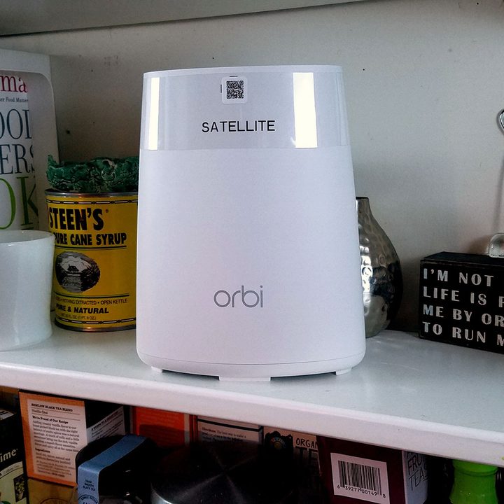 Netgear Orbi AC2200 shelf 2