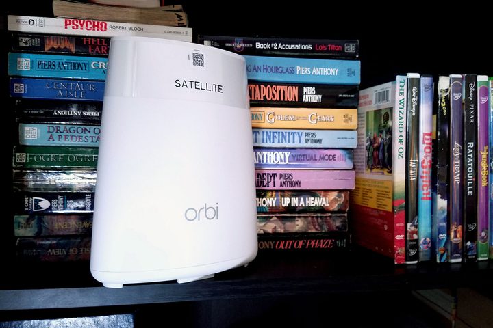 Netgear Orbi AC2200 shelf 3