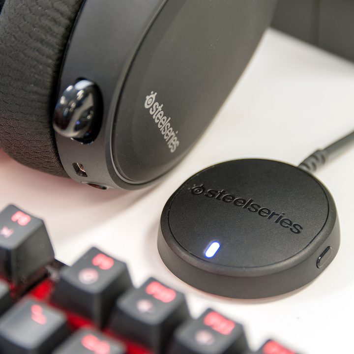 SteelSereis-Arctis-7-dongle1