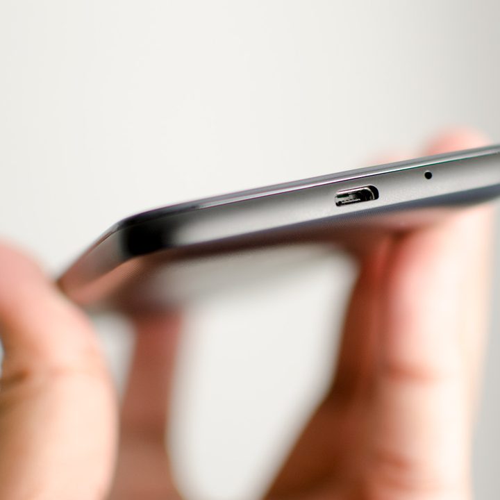 Moto E4 charging port