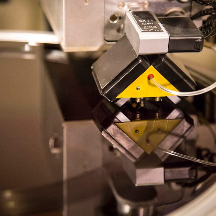 vynil-manufacturing-machine-in-motion