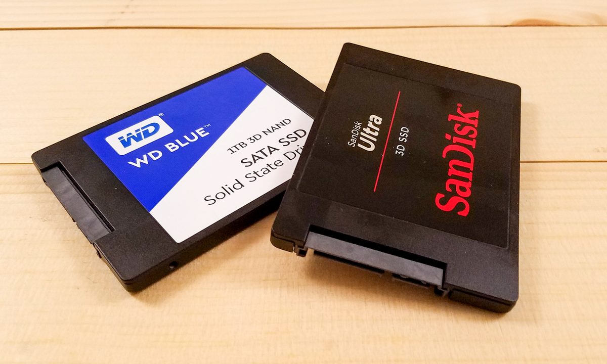 WD Blue 3D NAND SATA SSD and SanDisk Ultra 3D SSD stacked on each other