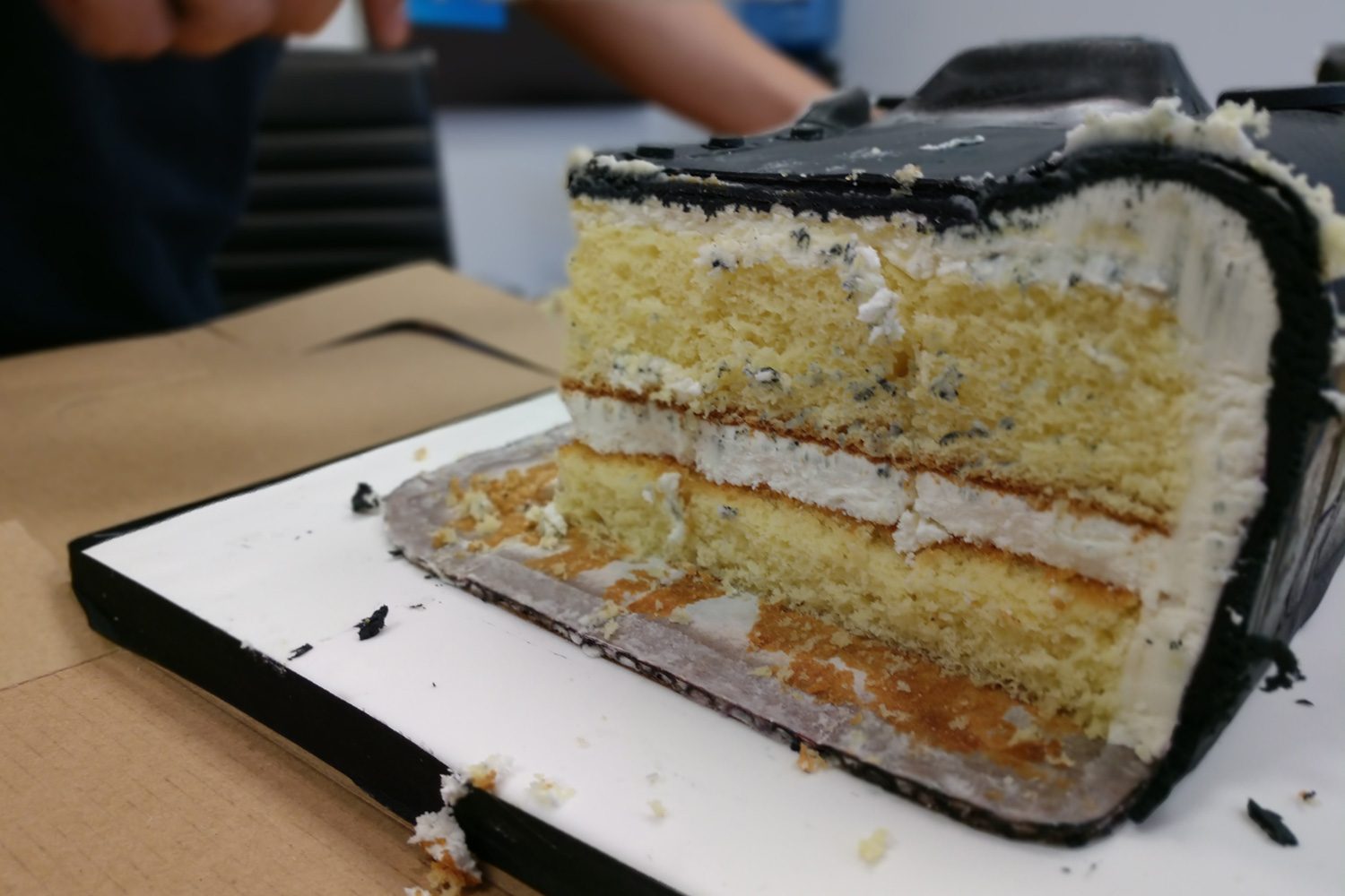 Moto Z2 Force hands-on review cake