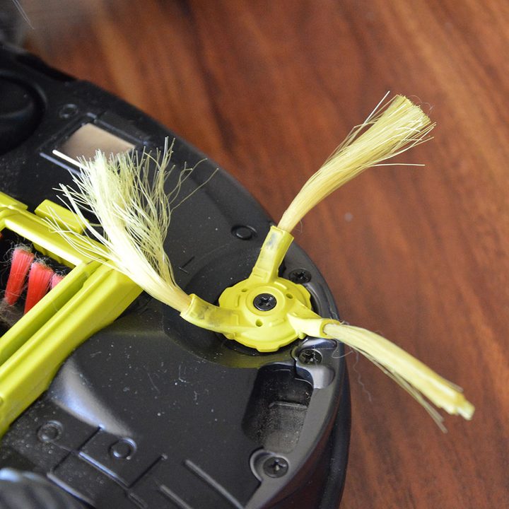 LG Hom Bot Turbo Plus review brush side