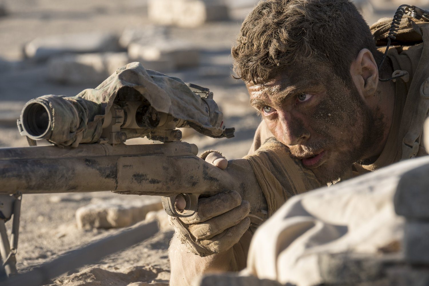 Aaron Taylor-Johnson aiming a sniper rifle in The Wall