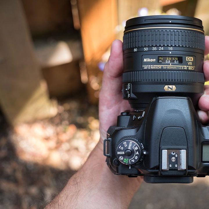 Nikon AF S DX Nikkor 16 80mm review top hand