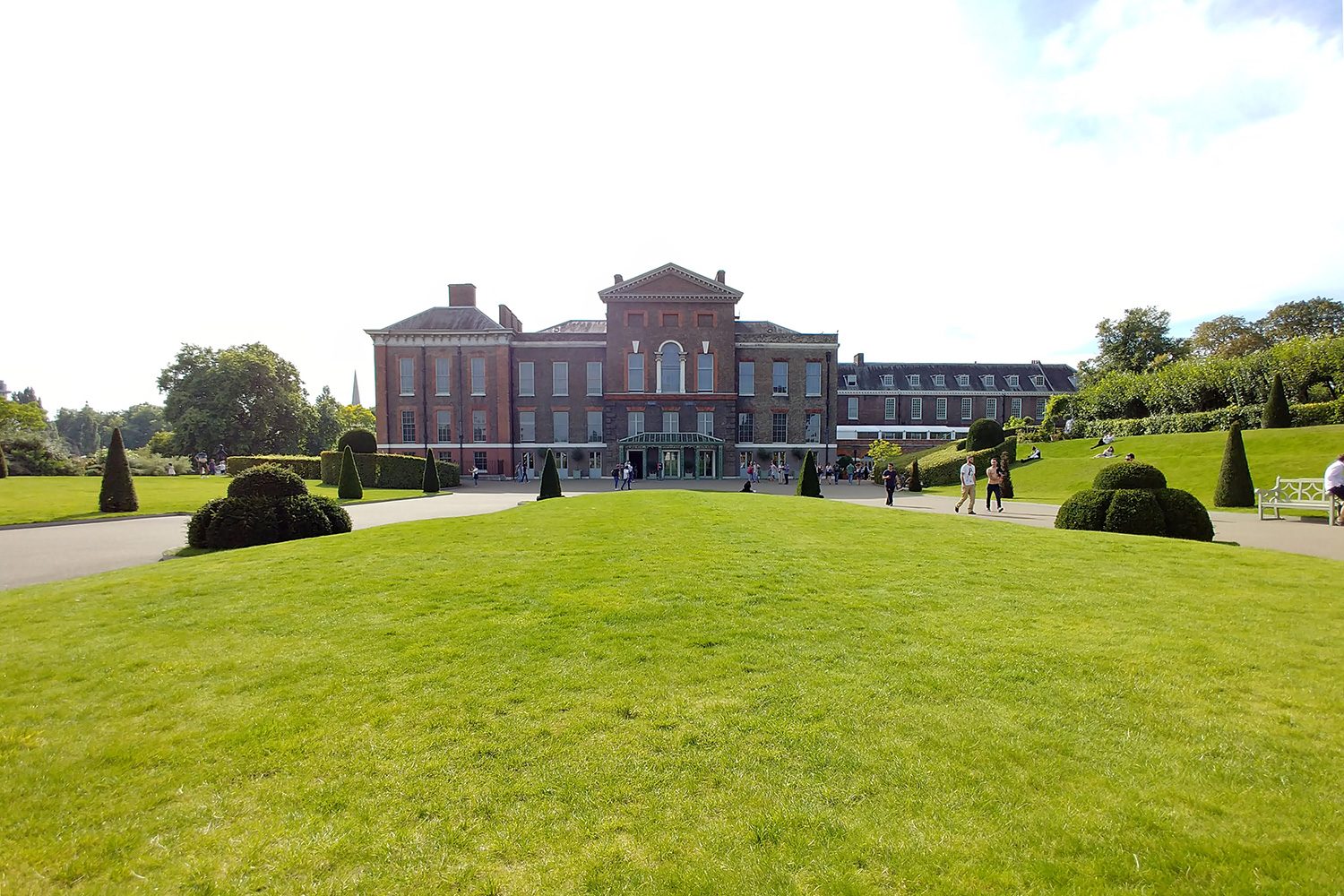 LG V30 camera sample mansion courtyard