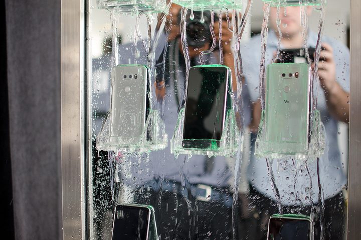 LG V30 waterproof demonstration