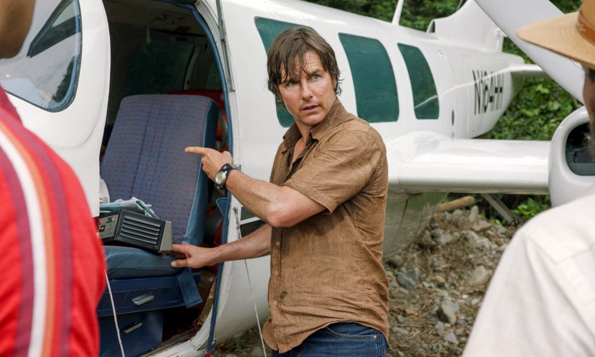Tom Cruise pointing at a plane in American Made.