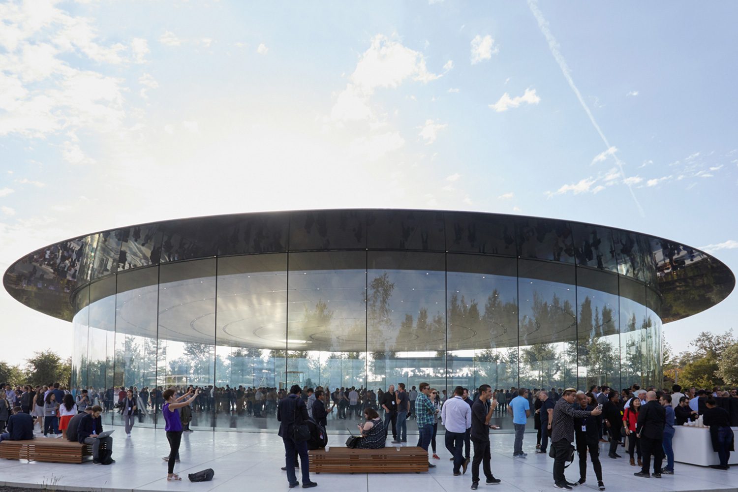 A photo of Apple Park showing an area that looks as if it's a spaceship.