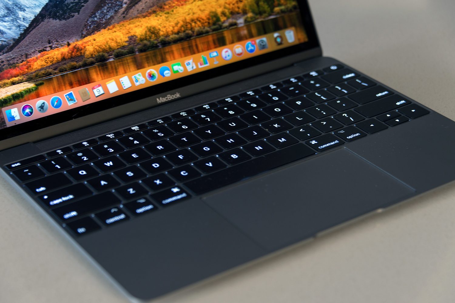 Apple MacBook-review-kybrdlit