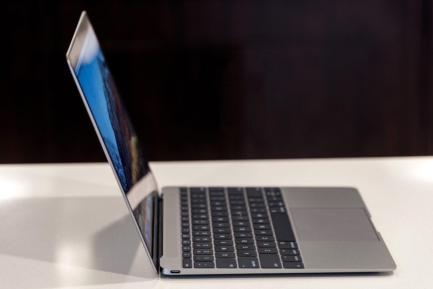 Apple MacBook-review-thin1