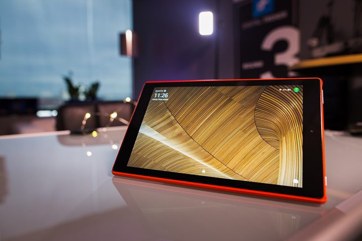 Amazon Fire HD 10 review (2017) wood panel wallpaper