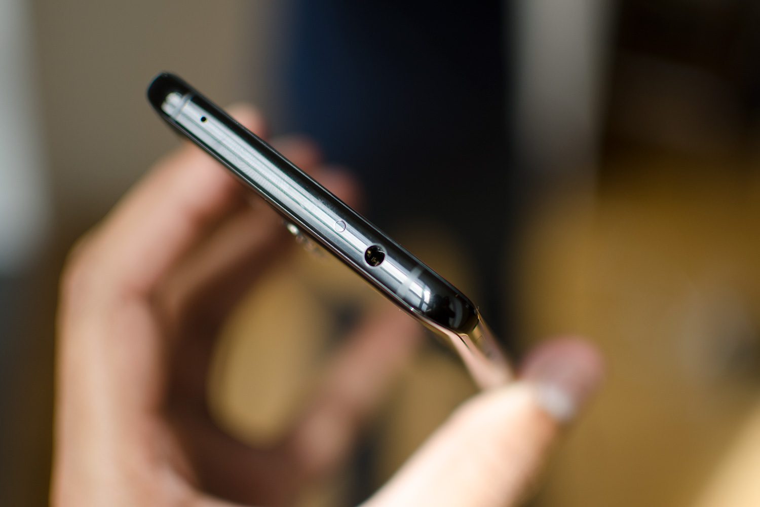 Huawei Mate 10 and 10 plus review headphone jack